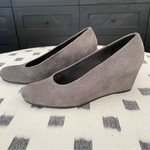Stuart Weitzman Grey Wedge in a Size 8 M.